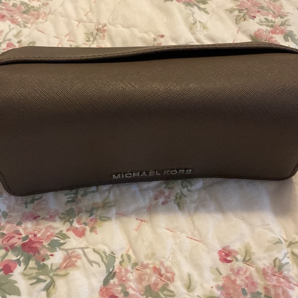 Michael Kors wristlet - Picture 3 of 3
